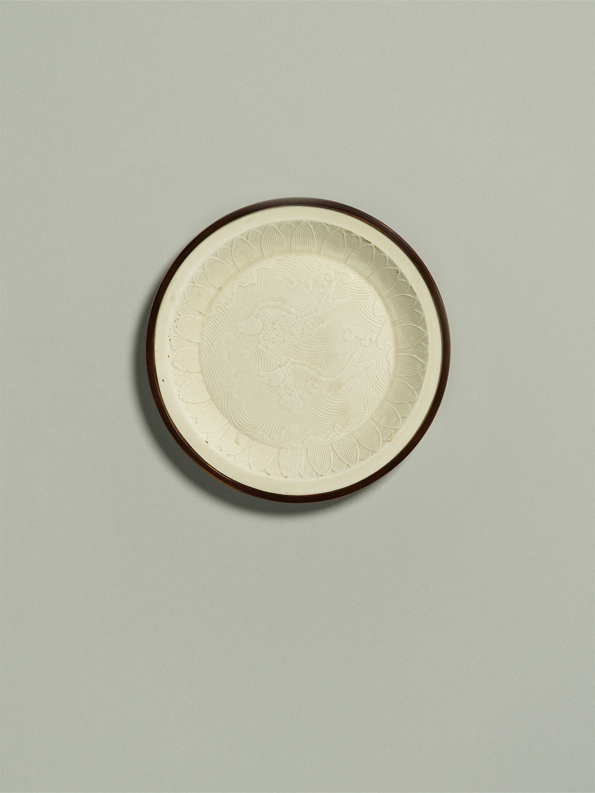 Eskenazi行代理北宋至金代的定窑白瓷:海水鱼纹盘 