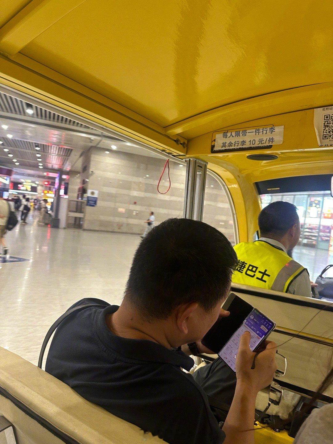 虹桥火车站有电瓶车可以到虹桥机场，10元一位，还挺不错，值！ ​​​