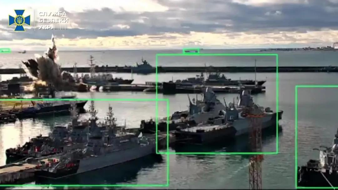 关于俄乌冲突，现在最热门的话题之二就是乌克兰的海宝贝特种无人攻击艇，大白天突破重