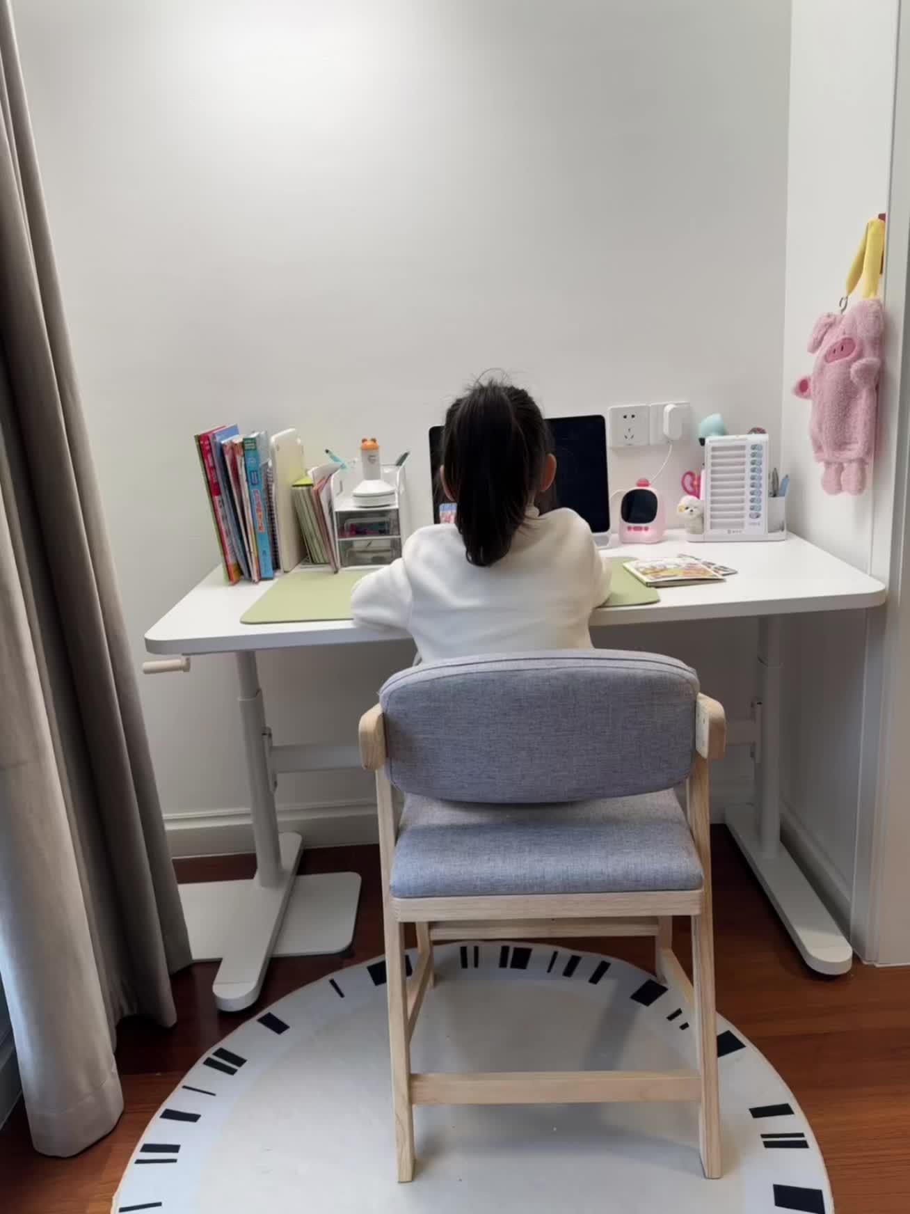 刚刚凶了阿秋。 早上她穿衣服我煮面，事先说好了计划是穿好衣服刷牙洗脸看...