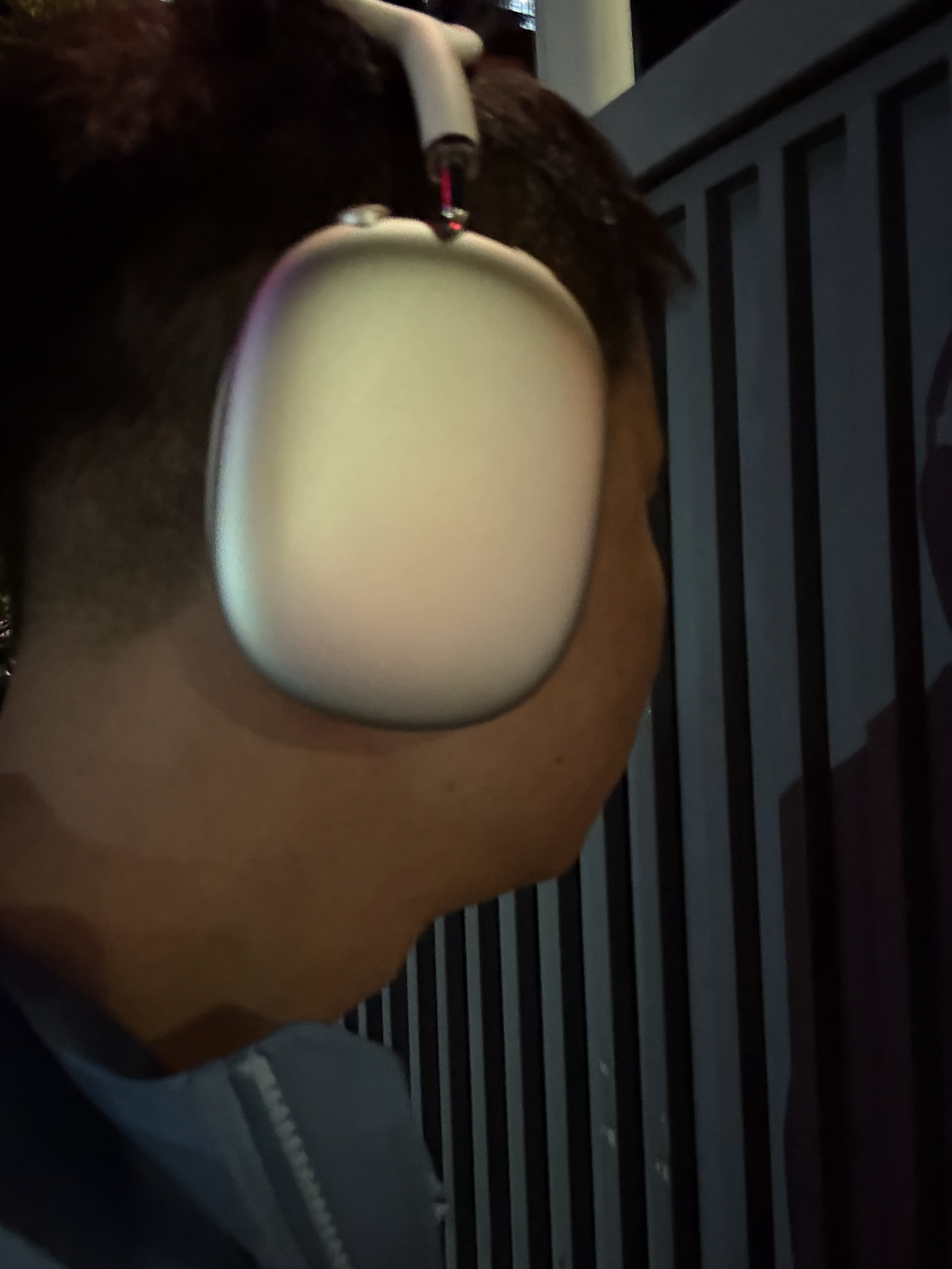 天气逐渐变凉了，带个 AirPods Max 刚刚好[doge] 不冻耳朵 ​​