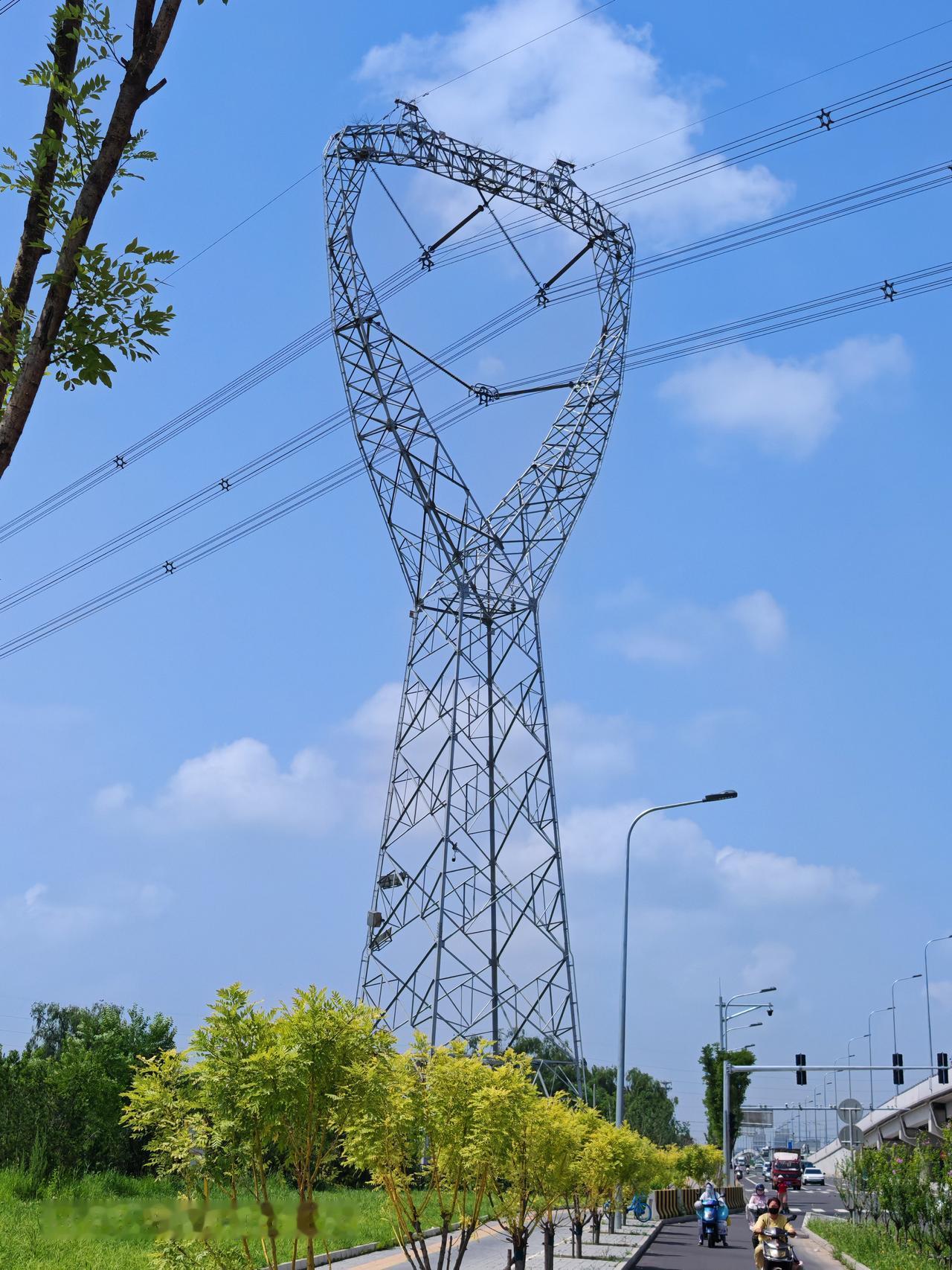 电线杆上的风景，是城市最美的风景？通马路边电线杆塔