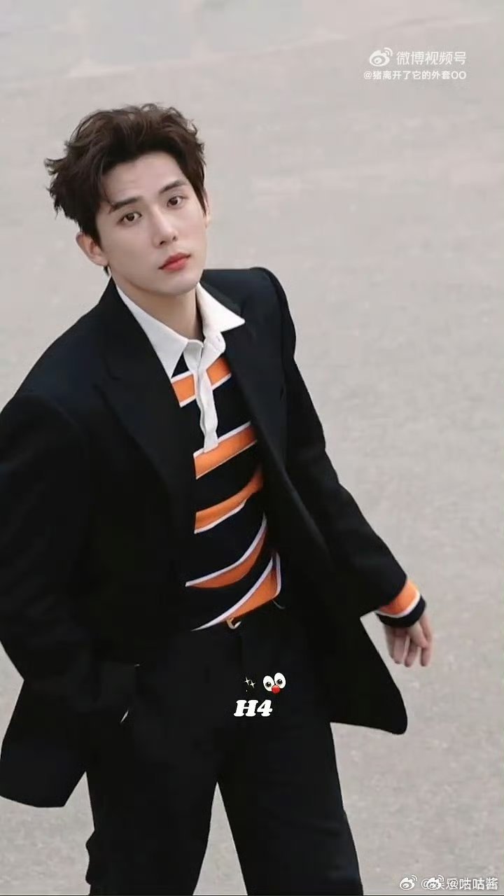 王安宇巴黎时装周外拍路透王安宇豪门贵公子出街 出门打扮的太帅了安宇 