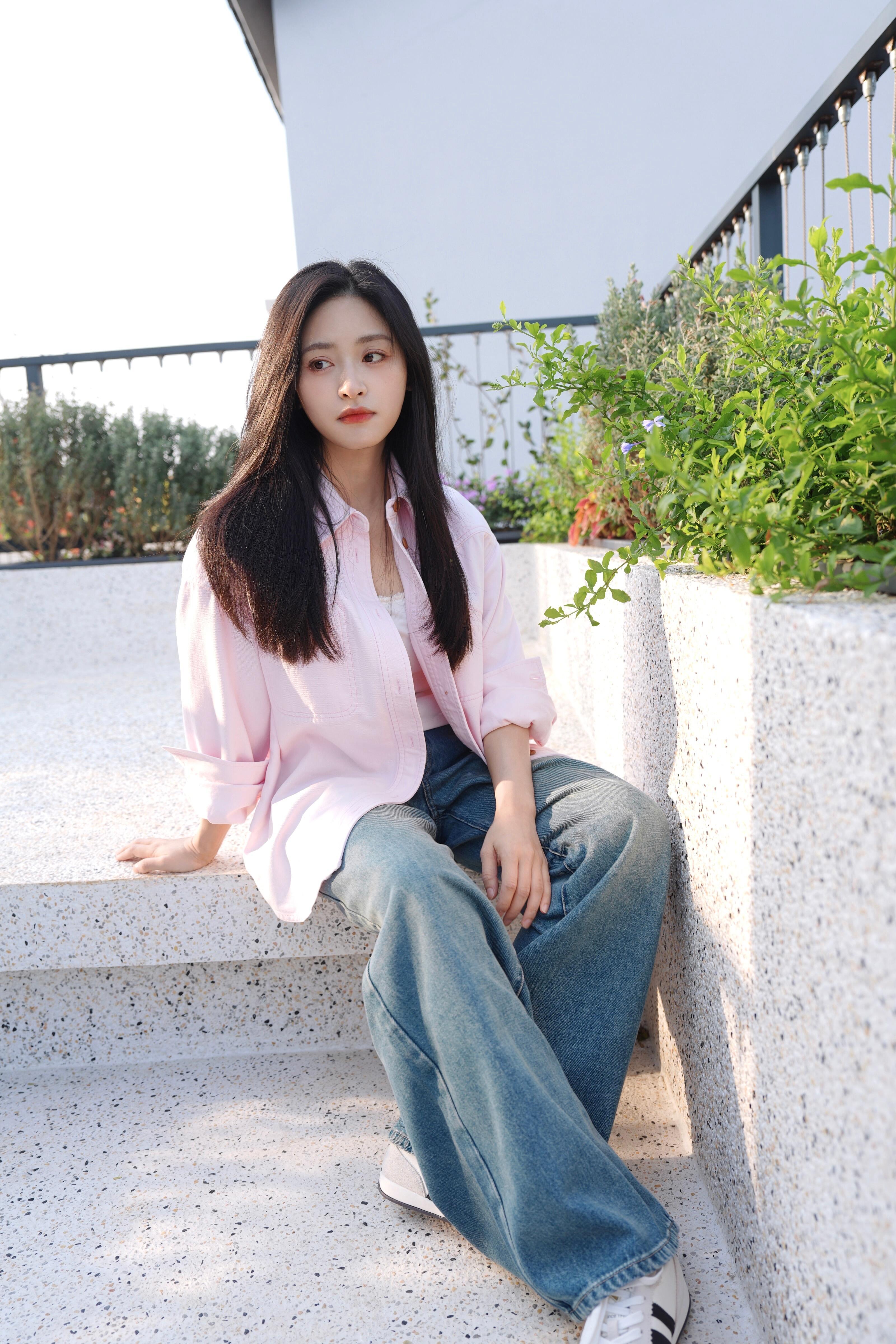 沈月港风美人 夜风吹起发丝时她眼里的光，比维港灯火更温柔。沈月这身港风造型真的绝