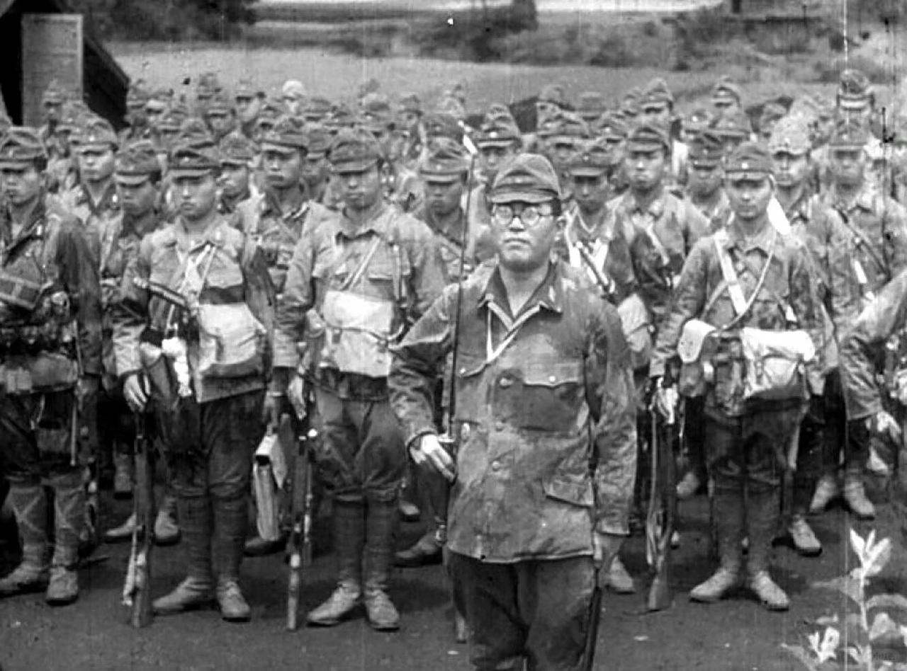 1945年，日军已经穿得犹如乞丐了！在这一张照片里，日军奥山道郎大尉站在最前方，