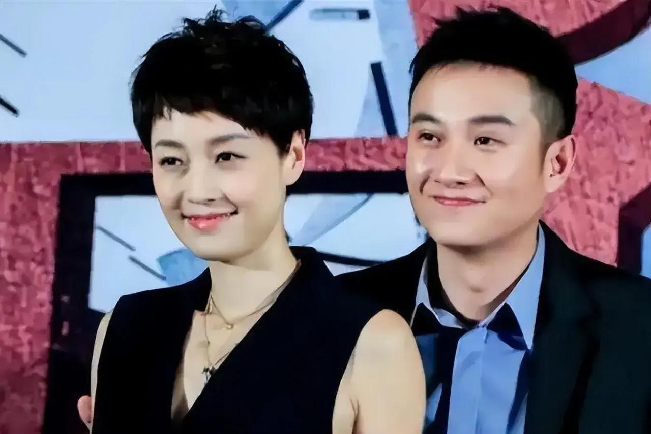 立春当天，17岁文君竹突然晒出一组生活照，莓果红头发瞬间，她在厨房帮外婆包饺子，