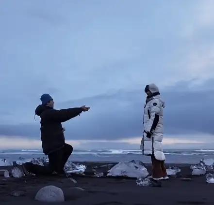 谁还敢说姐弟恋不靠谱！44岁金莎在冰岛钻石沙滩被小19岁的孙丞潇求婚了，极光下单