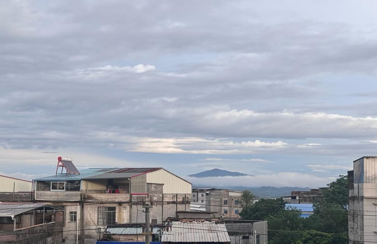 横州的雨，停了

下午雨停了，云层薄了，天也露出渐蓝，在我看来，这就是天时吧，希