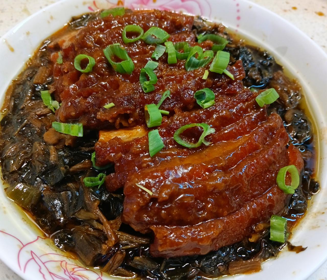 周日，外甥两口子听闻我孙子回来了，特意前来探望。
我挽留他们一同吃午饭，他们愉快