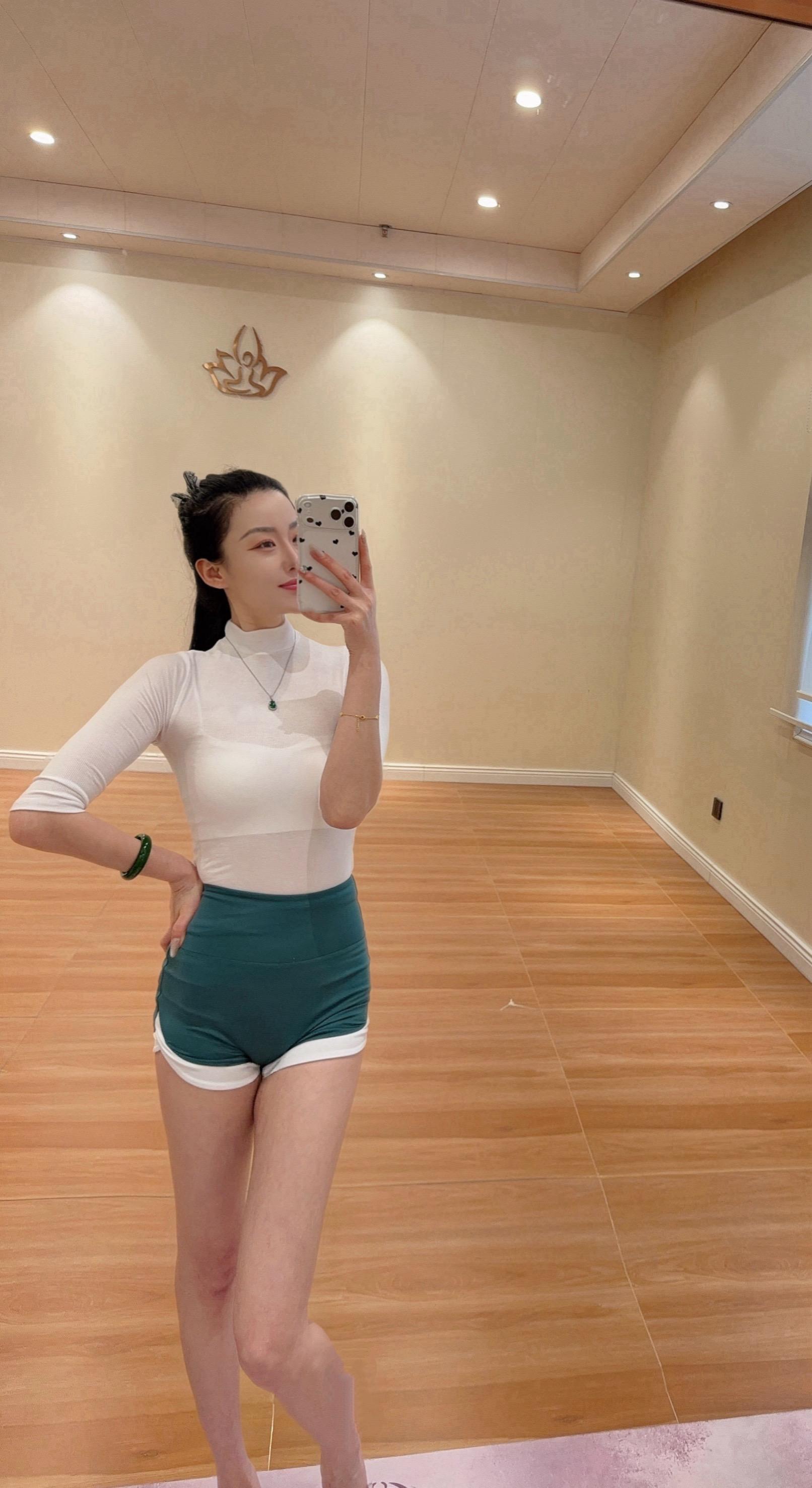 早起练习，肌肉紧致，身材凹凸有致，也是女人最高级的姿态.