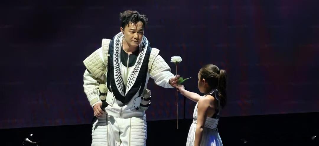 陈奕迅北京演唱会大合唱给我唱爽了 陈奕迅一开口，全场自动切换合唱模式！《娱乐天空