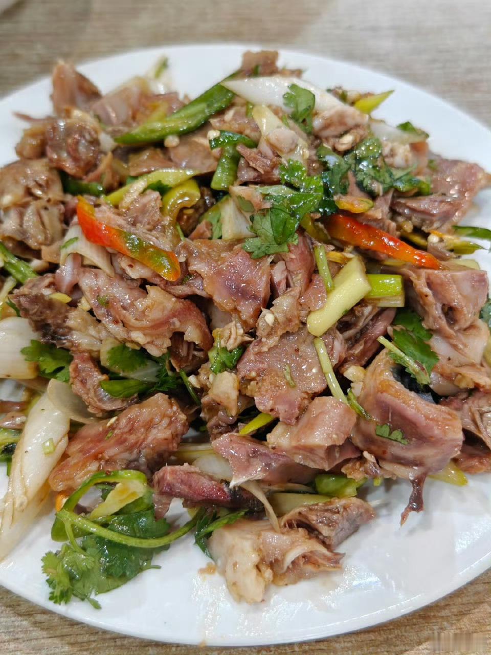 山东羊肉汤的做法有两种,鲁西南一般塘肉分离做法,用秘制羊汤底料炖汤,羊骨头+羊油