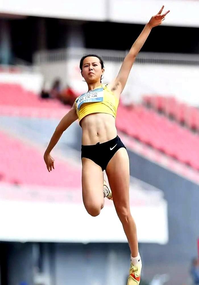 福建这04年的小姑娘，真把人给惊着了。

连续两次试跳犯规，全场都以为她要崩了，