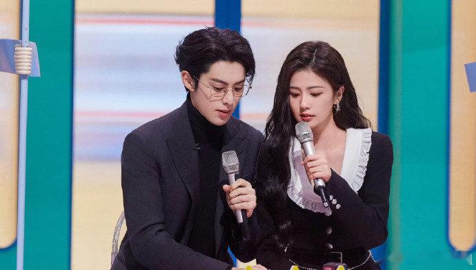 王鹤棣白鹿熟人局亲爱的客栈王鹤棣和白鹿同框也太有氛围感了，熟人局互动自然又舒服，