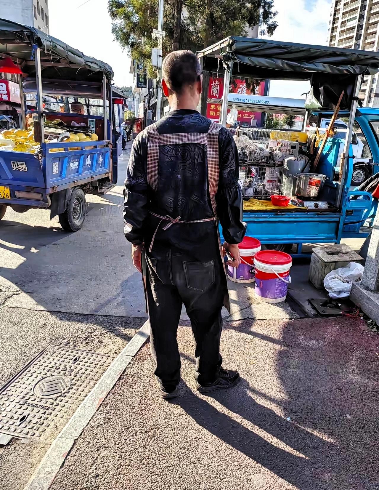 我表哥查出来肺癌之后，没吃一粒药，也没住过一天院。半年前，他陪我表嫂去城里医院做