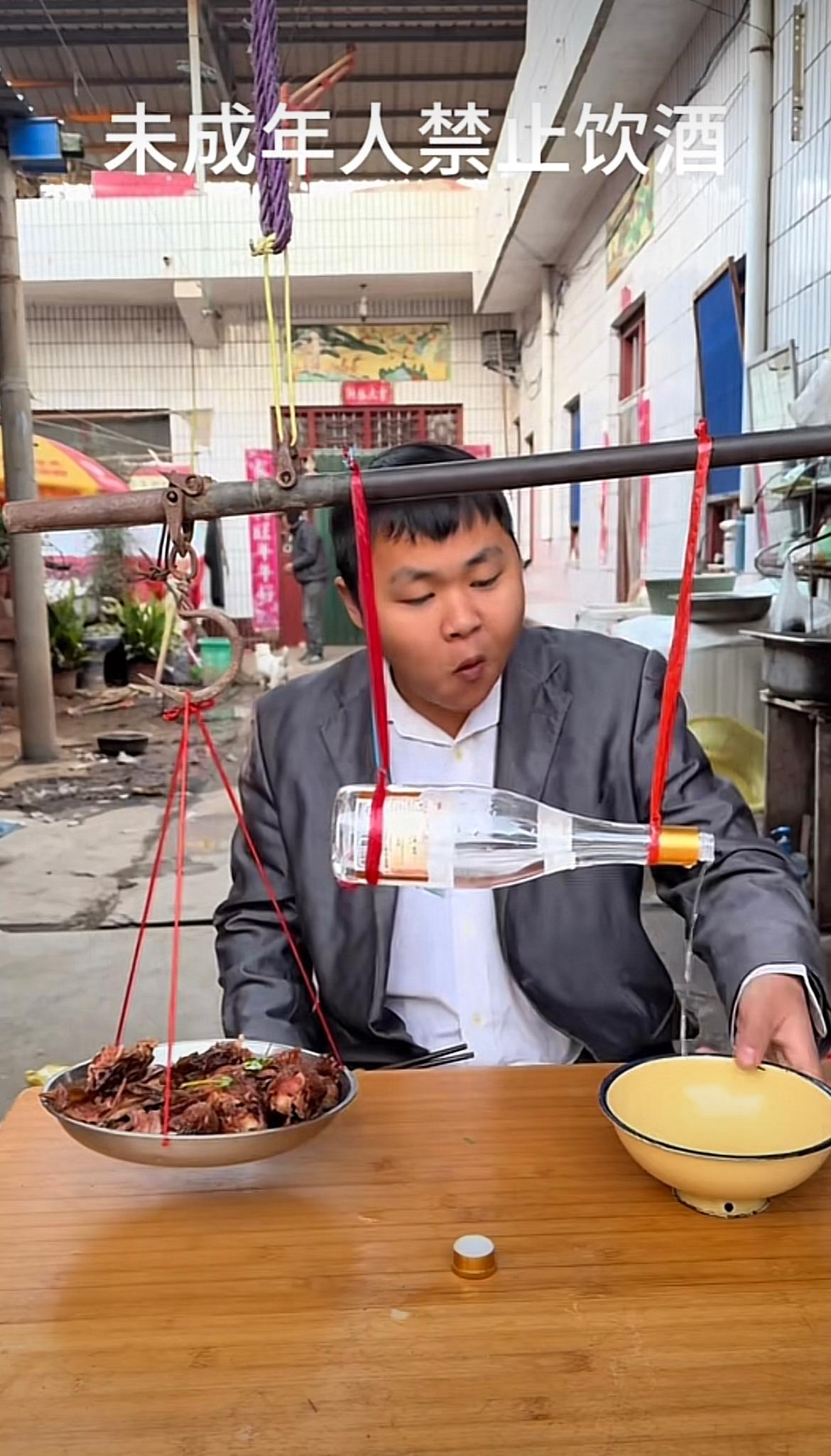 第一次见这种喝酒方式，看上去还挺科学的哈[允悲]

喝酒