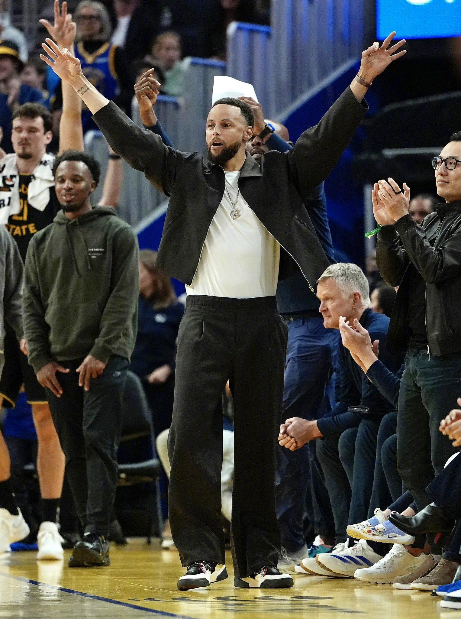 NBA鞋视角 adidas Mutombo库里今天在勇士对阵掘金的场边上脚穆托姆