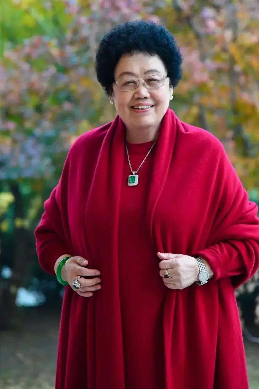 女首富陈丽华说，我买的第一辆车，是宝马900，当年一百万，现在是定制款迈巴赫，八