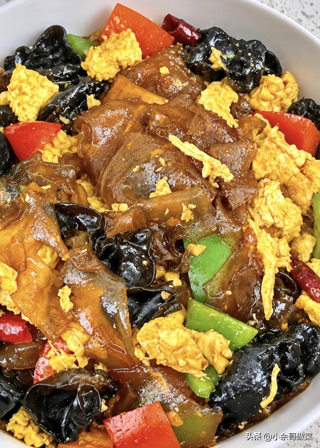 下班拖着一身疲惫回到家，推开门就闻见满屋子香味。
餐桌上摆好了菜，我扫了一眼，别