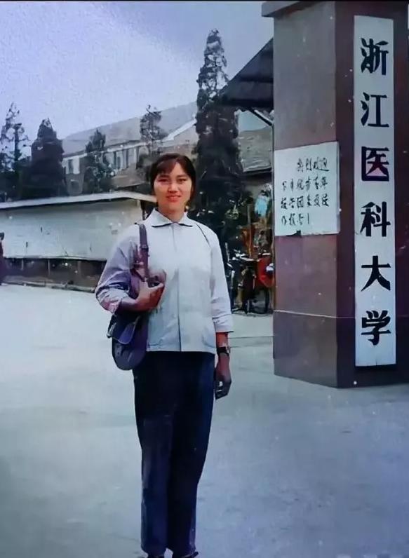 知道这是谁吗？这是李兰娟院士1970在浙江医科大学拍的照片！

1970年的一张