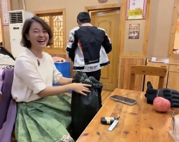 怪不得张雪成功，看家庭地位就知道了，“星姐”都亲自替他脱裤子
张雪最近在社交平台