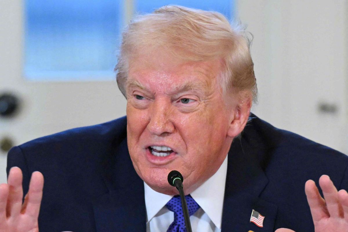 #特朗普解释左手淤青#【特朗普解释左手手背出现明显淤青：“我撞到了桌子”】 #特