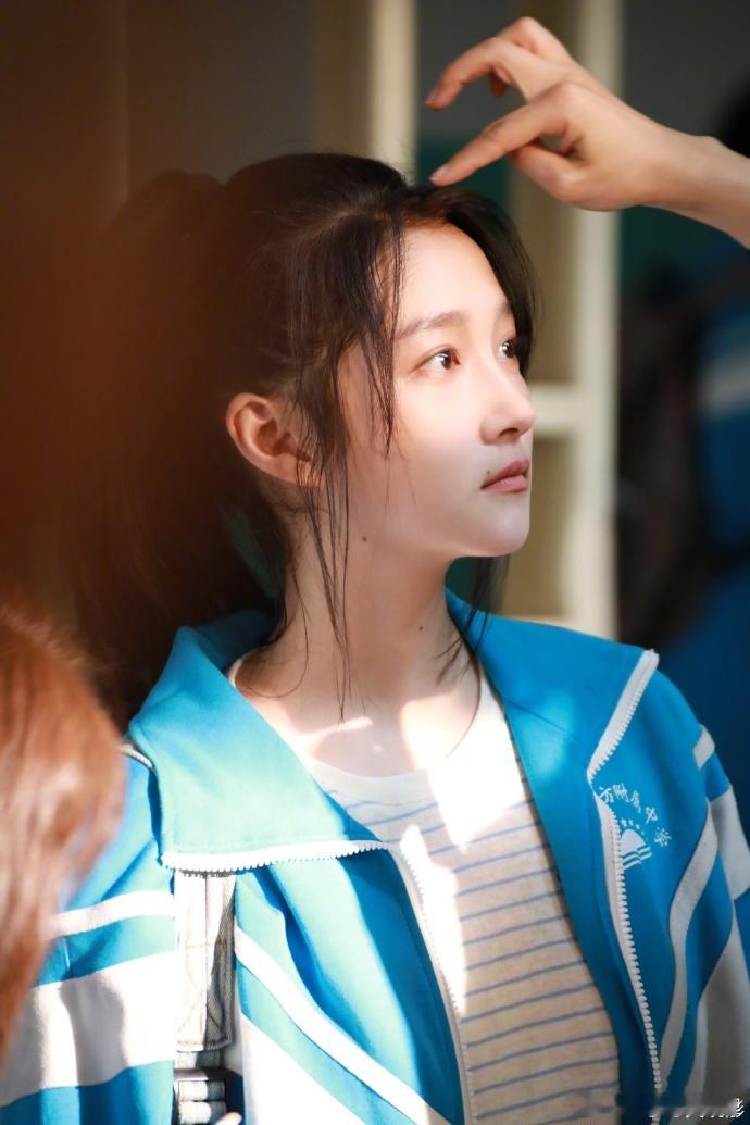 #关晓彤课间十分钟#这样的关晓彤很难让人不喜欢的，快来看关晓彤的课间10分钟到底