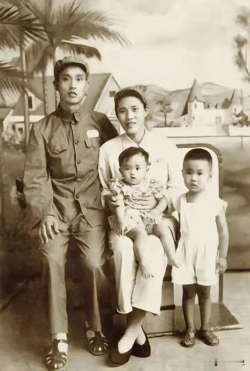 开国中将周志坚与妻子矫明和幼女周海鹰、长子周鲁成一家四口的珍贵合影。