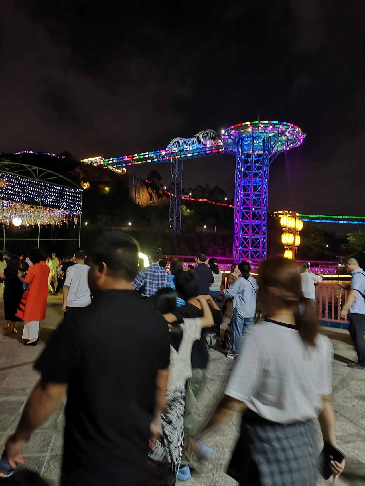 五一打卡大亚湾星高度梦想乐园，人太多了，晚上八九点钟了，现场还有好多人呢，你们说