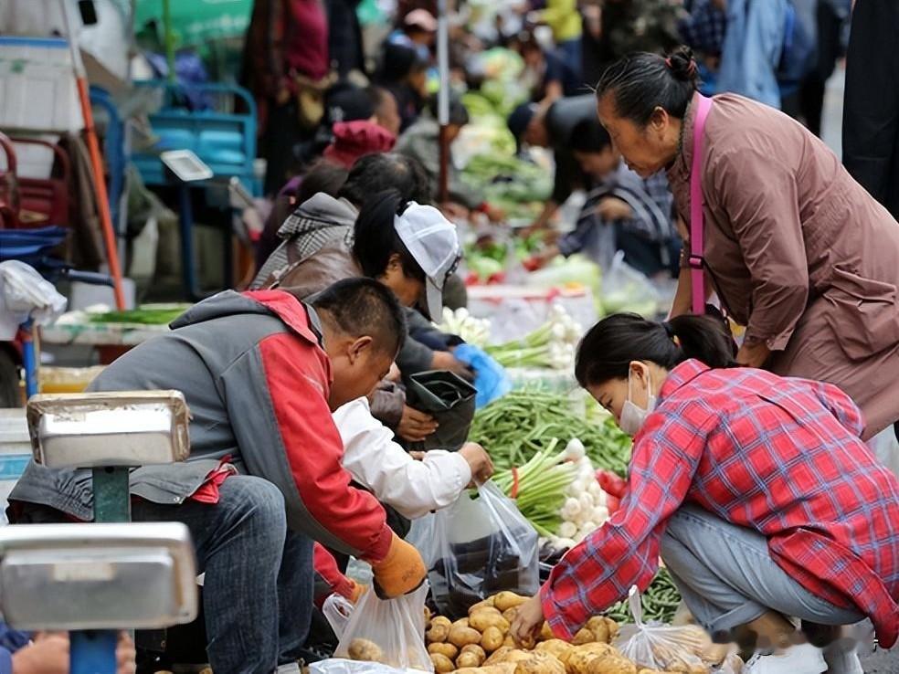 不要轻信菜贩子说的大实话。
在路边临时摊点或早晚的便民市场买菜，经常听到菜贩子的