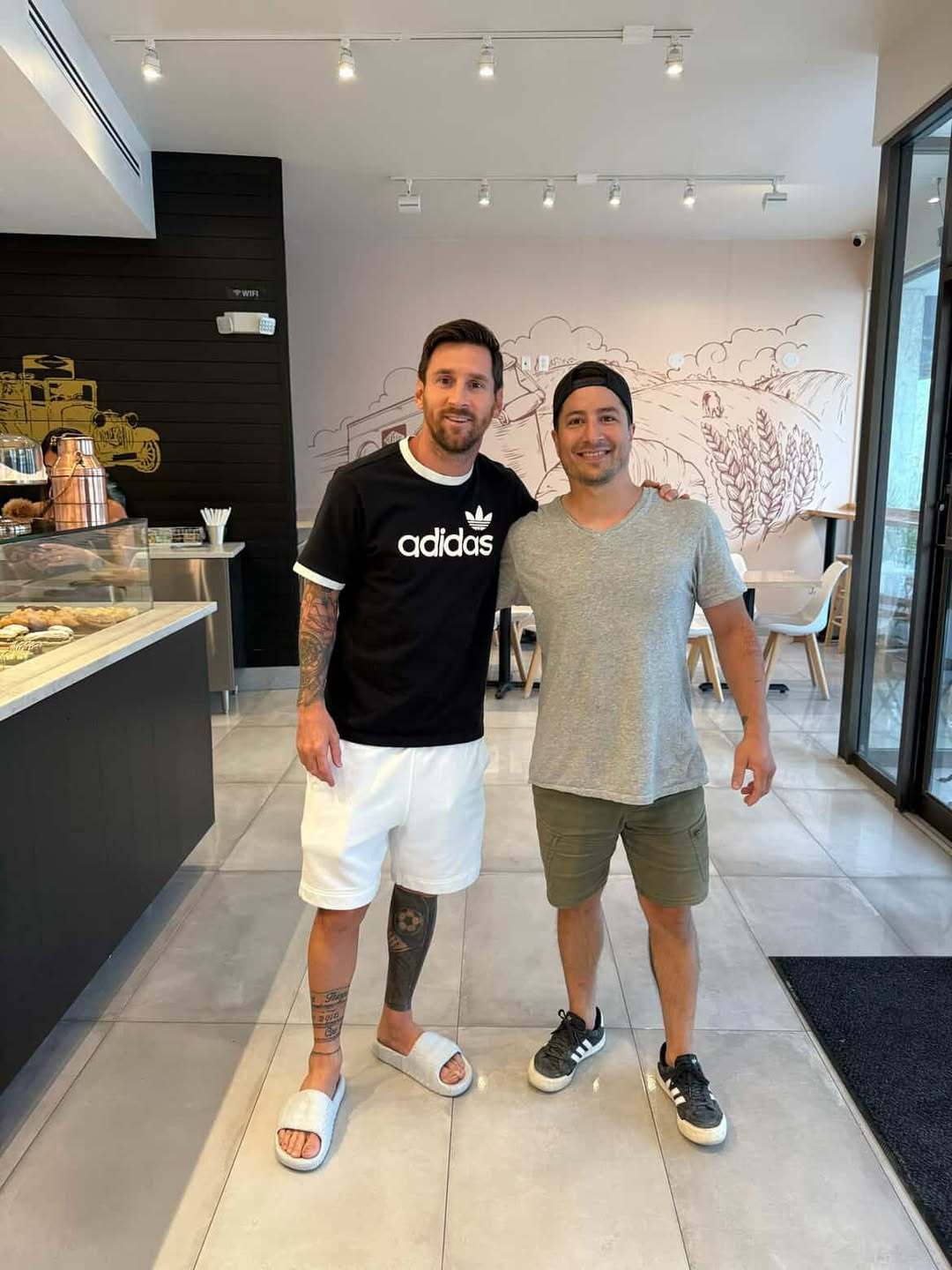 几天前梅西来到一家阿根廷可颂面包连锁店，这面包品牌也顺手在社媒打了个广告：[do