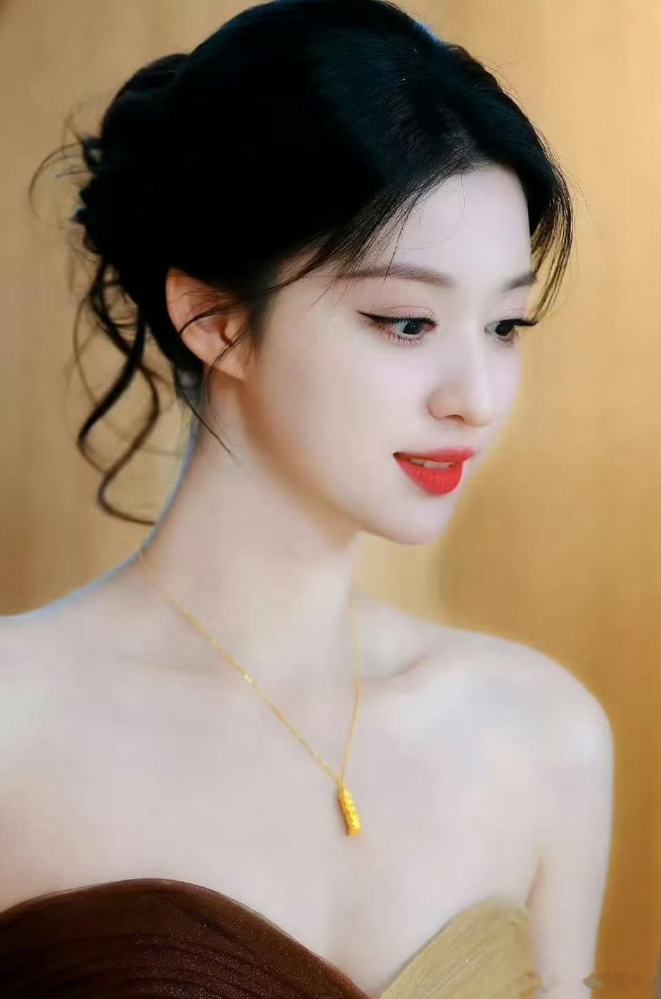 错时·默斋主人原创抒情哲理散文窗外梧桐影，缓缓爬上膝头。当最后一缕光斑从手背悄然