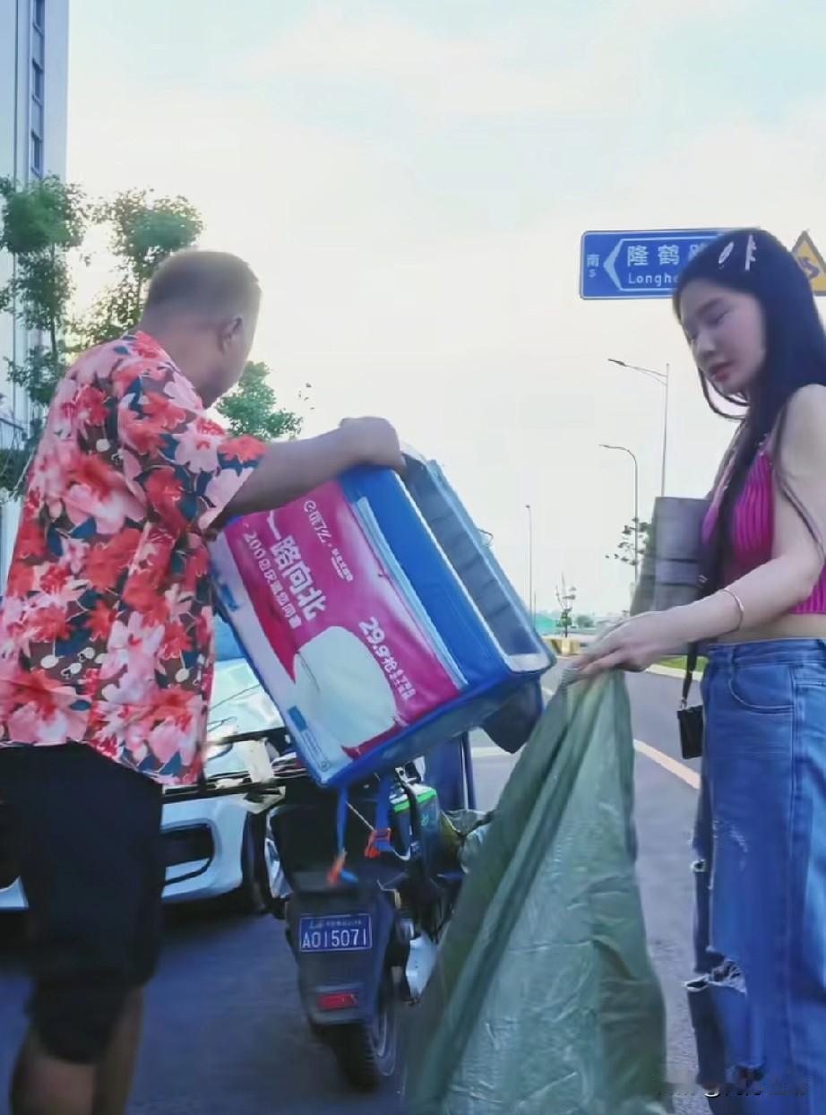 上海流浪大师、著名文化学者沈巍老师也有黑粉，比如说他落魄了，已经去送外卖了，他选