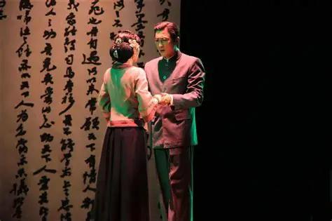 1911年，辛亥年。福建通往福州的路上，一个年轻人怀里揣着一个铁匣子赶路。半道上