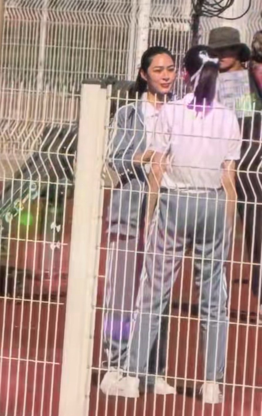 这完全高中生 好像在操场角落早恋的两只 ​​​