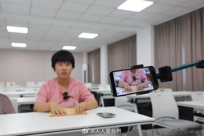 【以声为桥台州视障姑娘用声音打开一个看得见的世界 】近日，台州椒江，视障女孩金梦