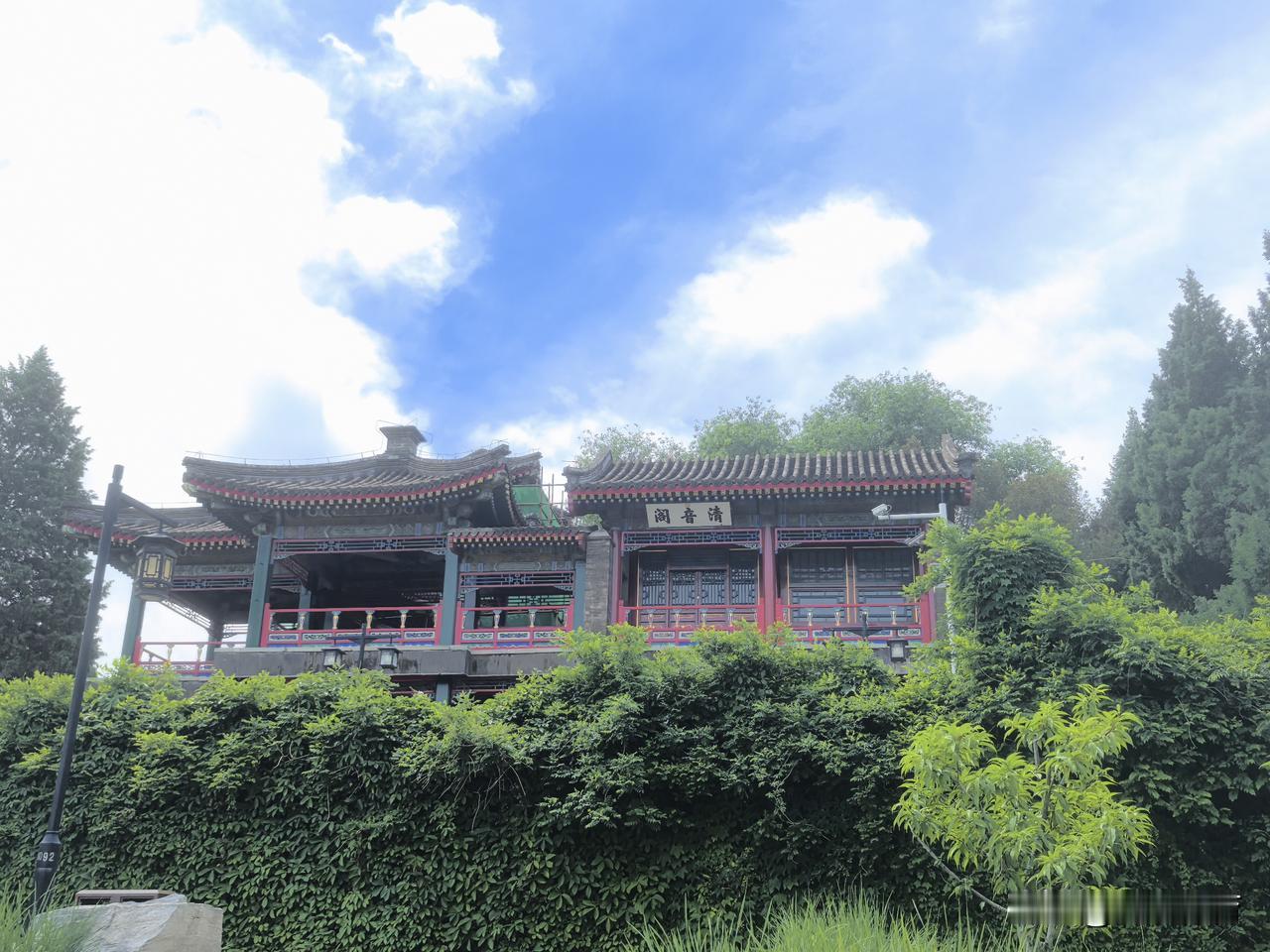 陶然亭公园云绘楼清音阁，‌原址‌在中南海东岸（皇家西苑），1954年，为保护古建