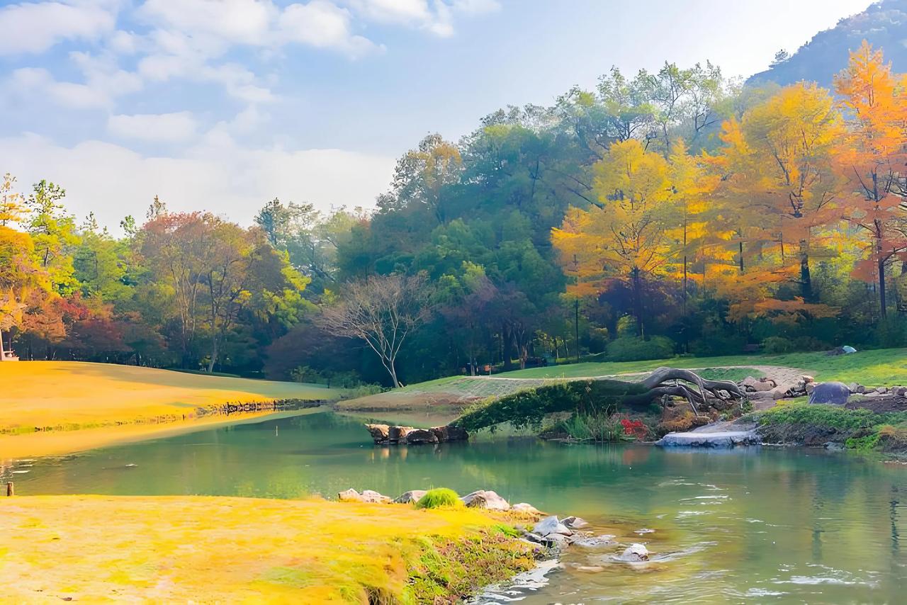 #秋日风景打卡# 
秋日山水，
色彩斑斓，
美不胜收。
#如此醉人的秋色#