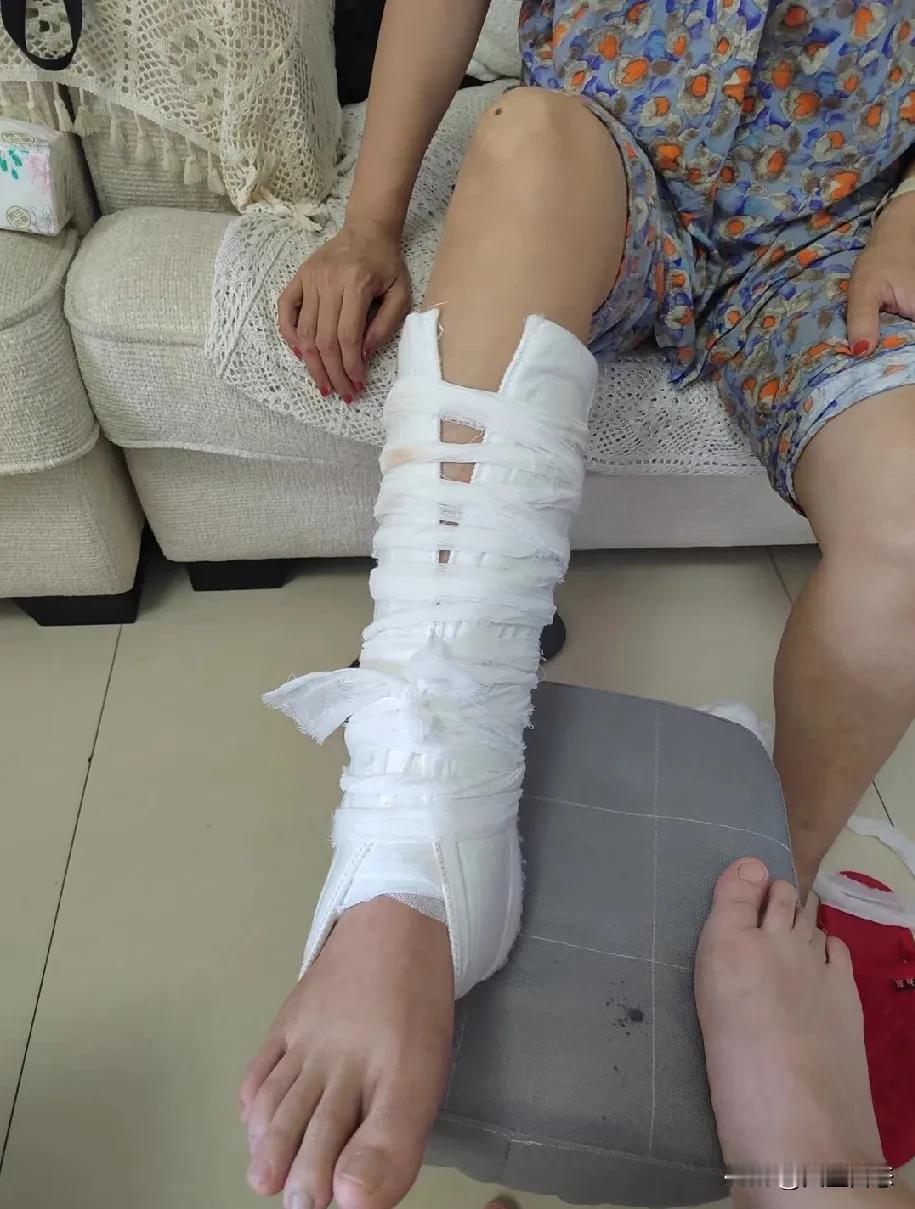 妈妈骨折我拒绝回家，三天后收到她短信：“女儿：谢谢你！做得对！”

三天了，我的