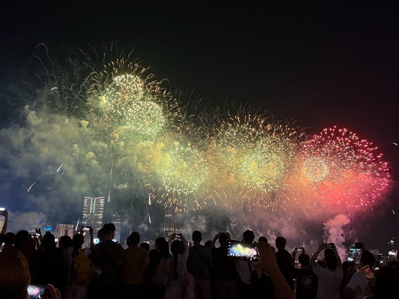 维港夜空今绽华章！太太太美啦！感觉有一亿人在维港看烟花！
10月1日晚，香港举行