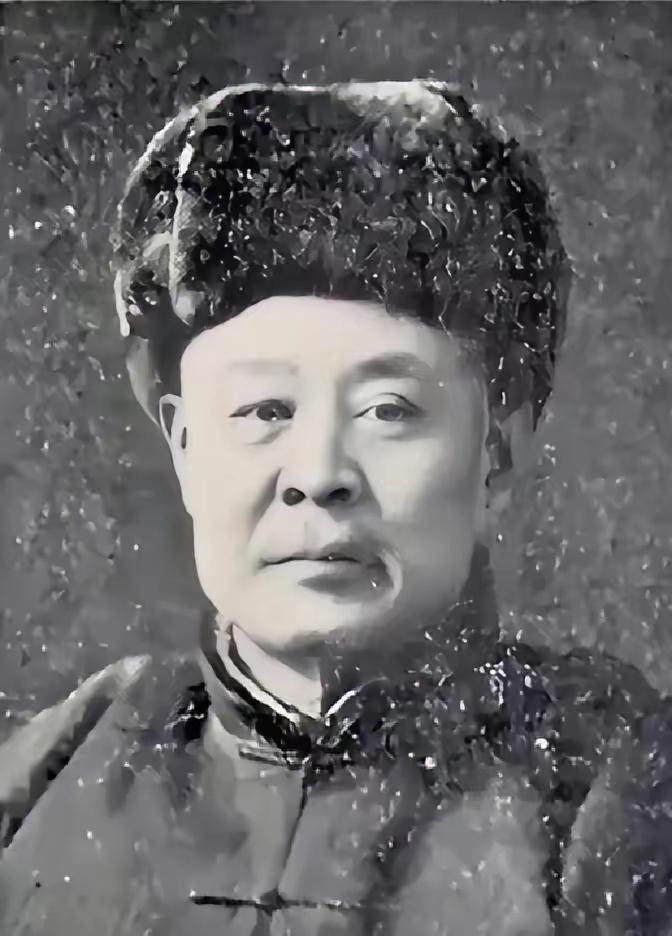 1945年日本战败后，“伪满将军”张海鹏害怕极了，为求自保，他偷偷地从长春逃了出