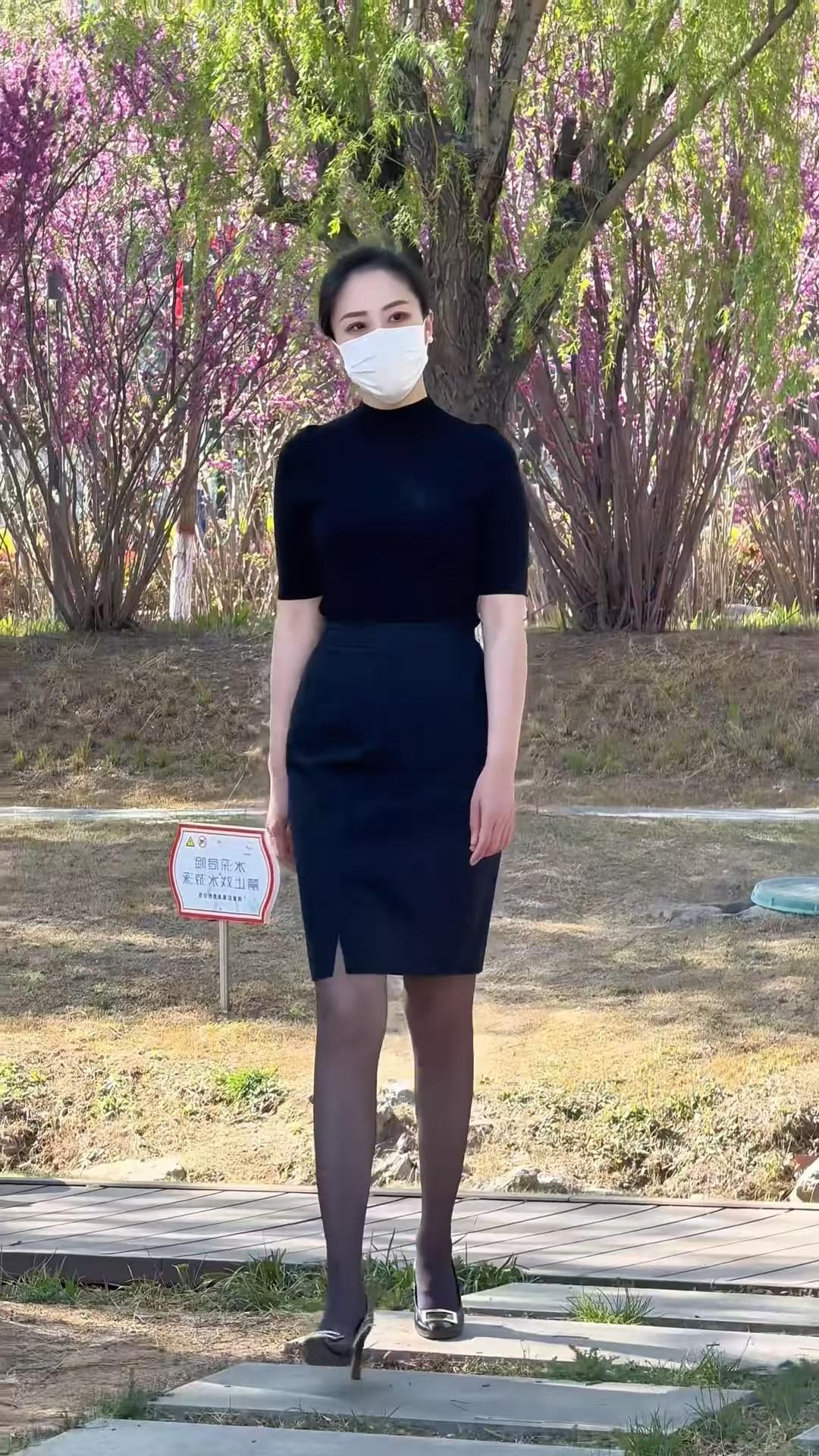 紫樱覆枝柔，
风梳柳色稠。
墨衣裁静影，
晴光裹步悠。