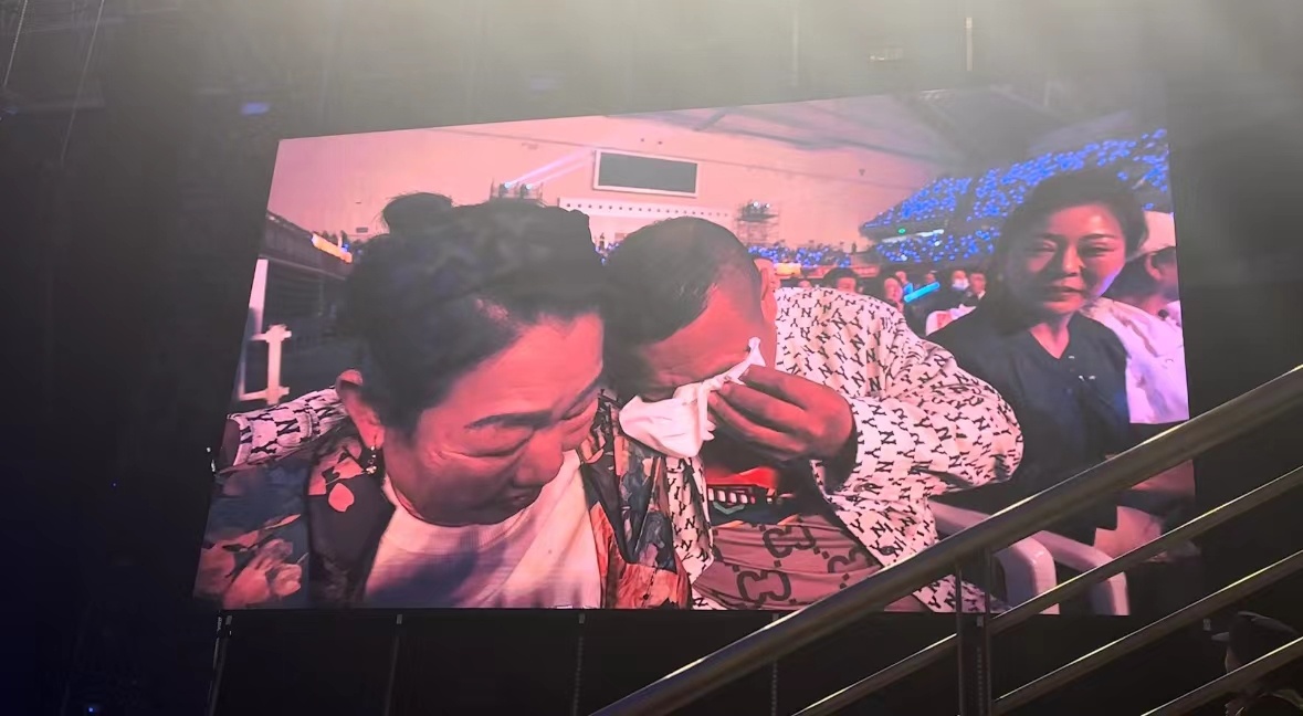 #小沈阳演唱会现场给妈妈下跪# 小沈阳真的是幸福感爆棚有木有？在演唱会现场居然还