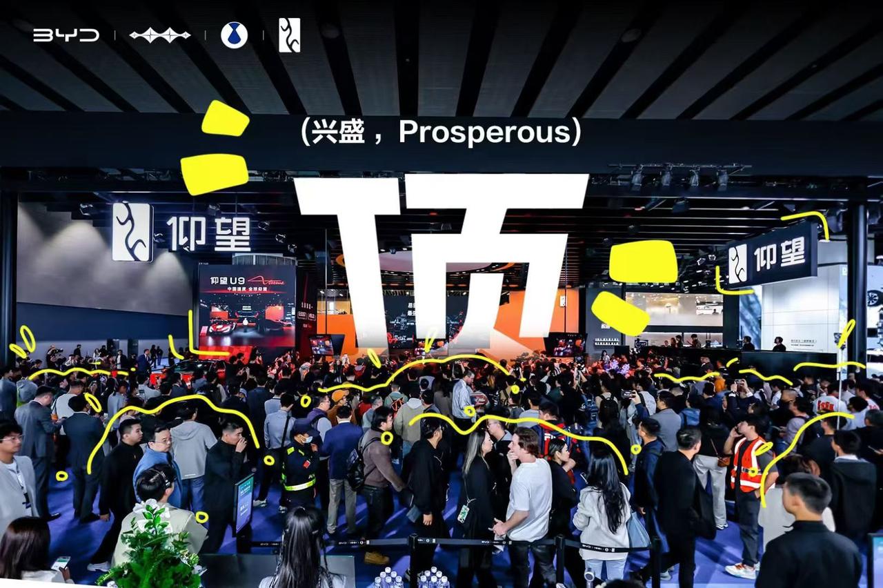 据说比亚迪这次广州车展规格很高呀，全品牌齐上阵，真可谓阵容强大哦。看看展区那叫一