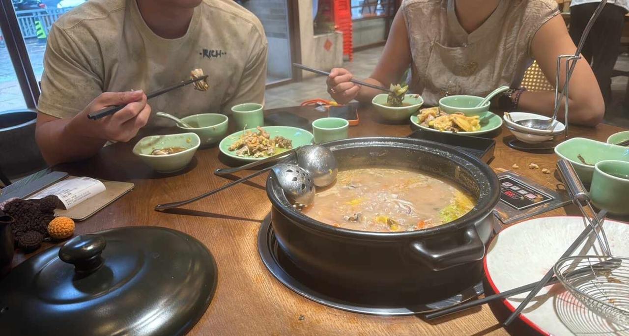 佛山教练的反差日常💦闻臭吃香的快乐谁懂
健身人的快乐就是这么极致反差！✨
上午