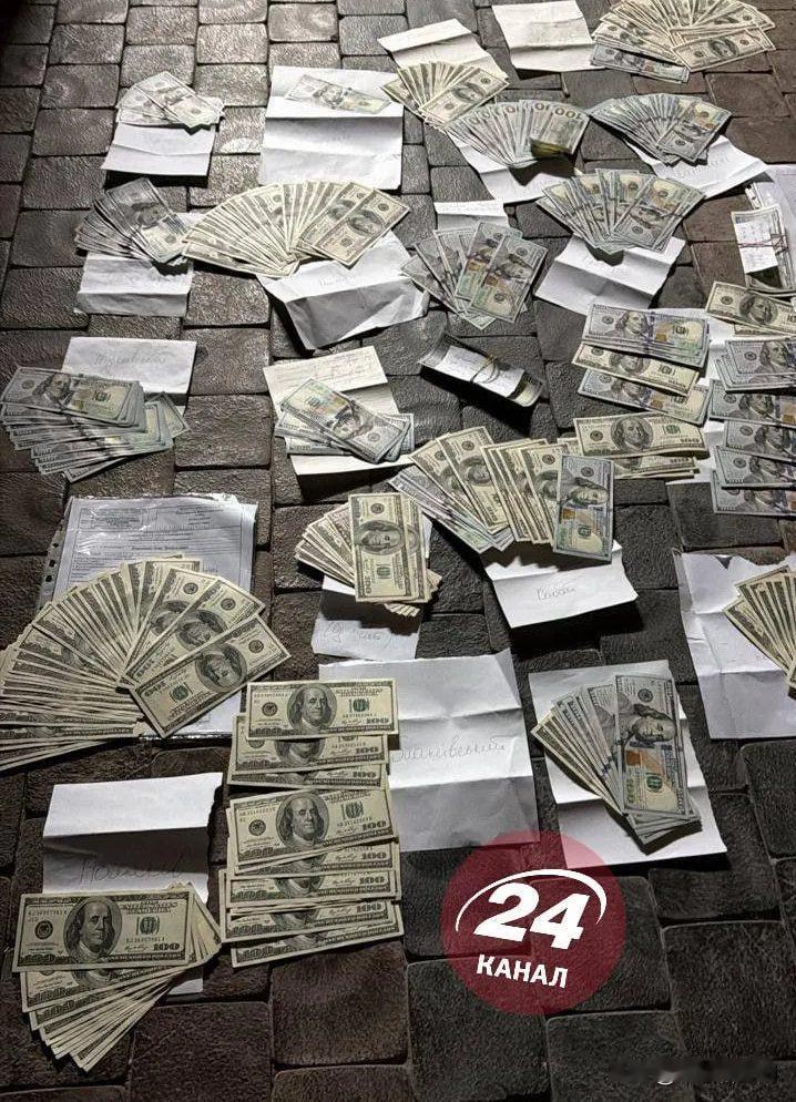 乌克兰利沃夫州执法人员近日破获一起大规模逃避兵役犯罪团伙，涉案者超40人。

调
