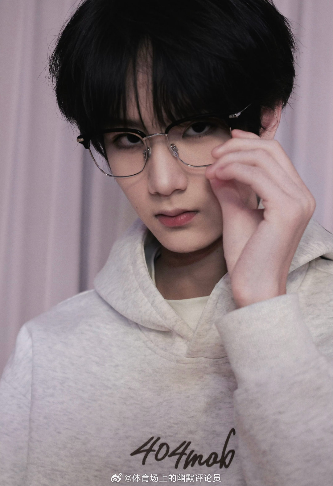 李煜东戴眼镜自拍造型完全拍画报天才 （） 