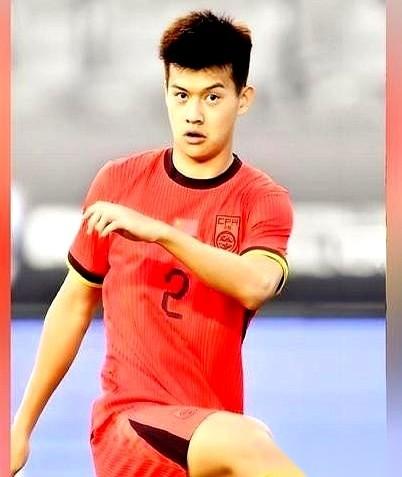 谈到中国国家队对阵泰国队的那场比赛，刘浩帆在禁区内的那次动作，让很多守在屏幕前的