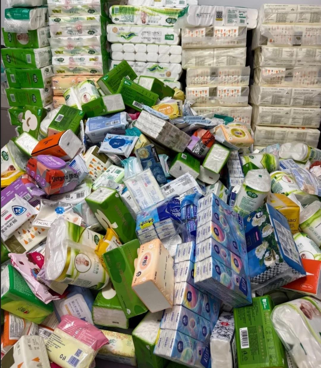 我真服了我老婆！
我家已经三年都没买过纸了
我这个全职不上班的老婆
每天蹲守各大