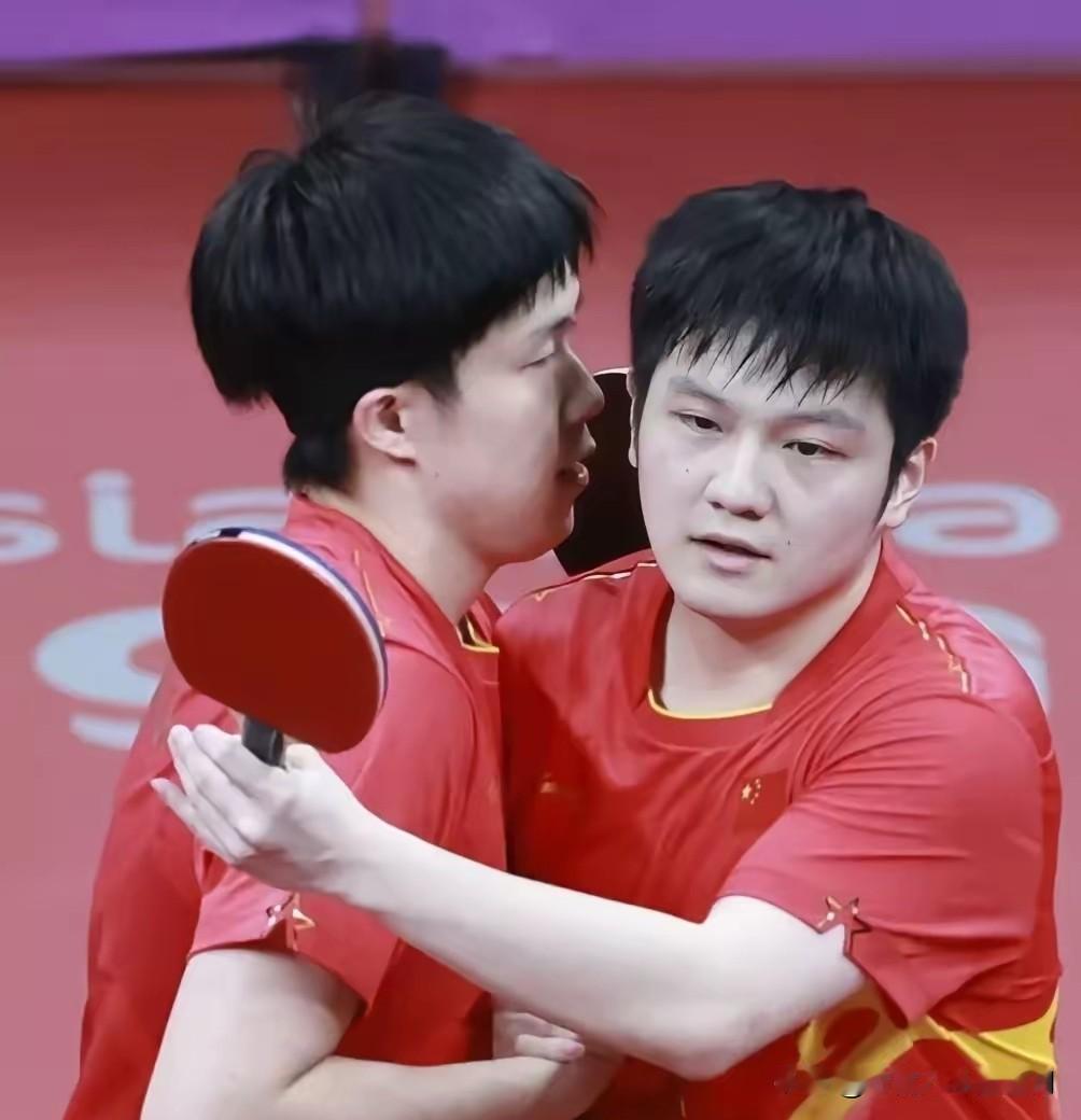 樊振东赛后确实是在向王楚钦致敬，这种致敬体现在多个层面。

技术层面的认可是最直